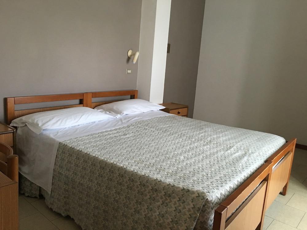 Hotel Plutone แชร์เวีย ภายนอก รูปภาพ
