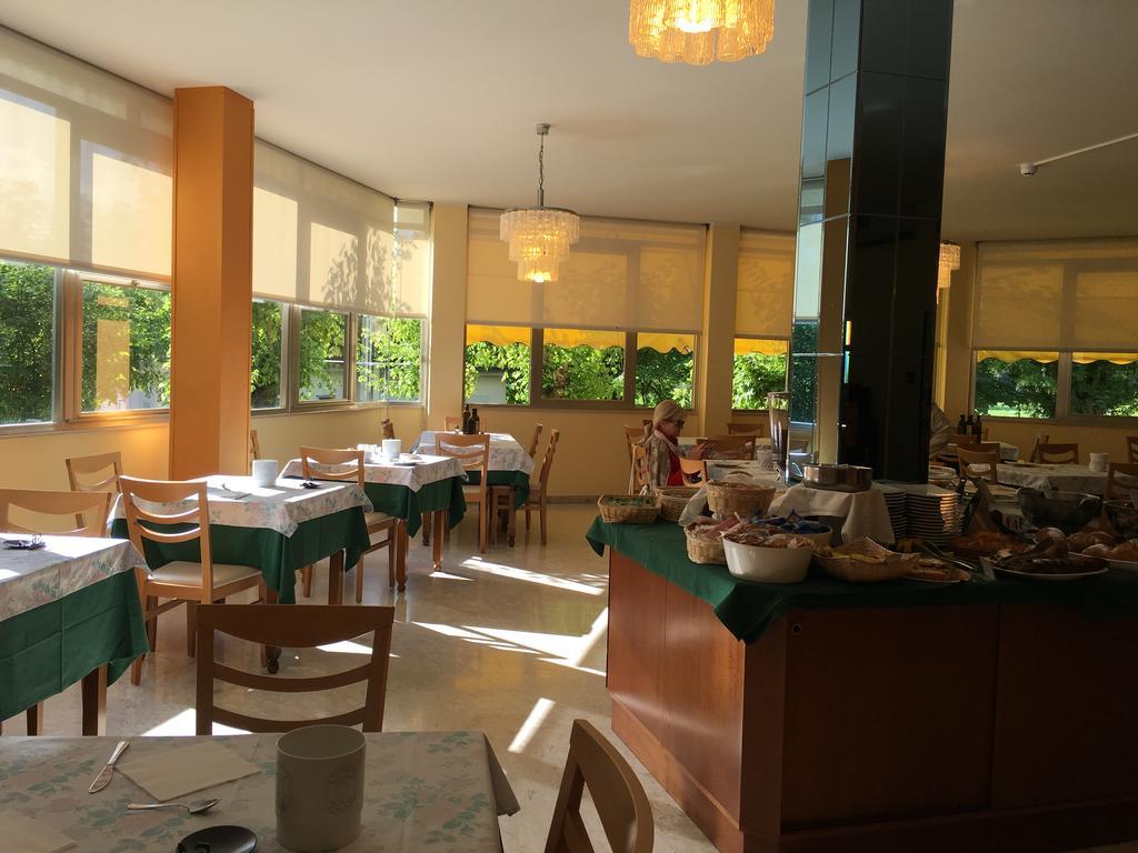 Hotel Plutone แชร์เวีย ภายนอก รูปภาพ